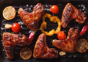 طريقة عمل أجنحة الدجاج بالليمون والثوم