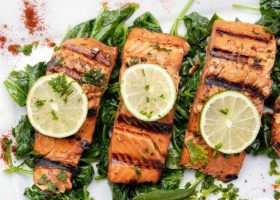 طريقة عمل السلمون بالبصل في الفرن