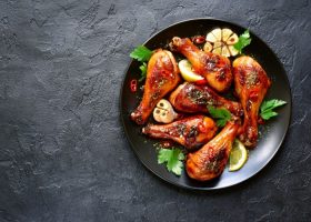 طريقة عمل أفخاذ الدجاج الحارة بالليمون والأعشاب