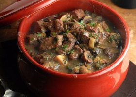 طريقة عمل مكعبات اللحم بالبصل والفلفل الملون