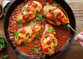 طريقة عمل صدور الدجاج بصوص الطماطم