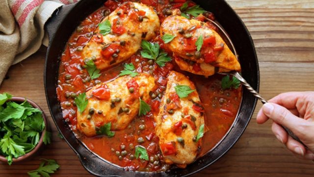 طريقة عمل صدور الدجاج بصوص الطماطم