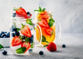 طريقة عمل ديتوكس التوت بالليمون