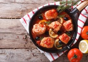 طريقة عمل فيليه السمك بصلصة الطماطم