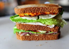 طريقة عمل كلوب ساندويتش بالبيستو