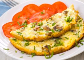 طريقة عمل بيض بالفطر