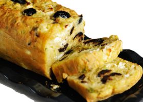 طريقة عمل كيك مالح بالجبن والزيتون