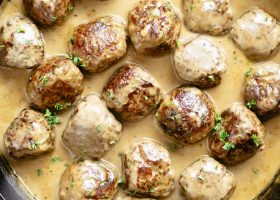 طريقة عمل كرات السجق بالجبنة الشيدر في الفرن