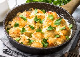 طريقة عمل كرات الدجاج بالبشاميل والبارميزان