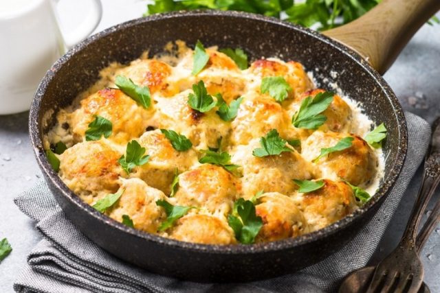 طريقة عمل كرات الدجاج بالبشاميل والبارميزان