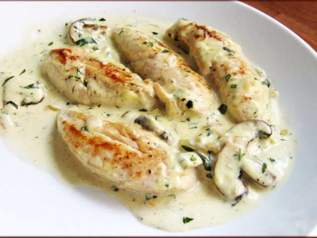 طريقة عمل صدور الدجاج المقرمشة بصوص الجبنة