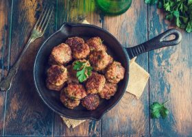 طريقة عمل كرات السجق الحار بالجبن