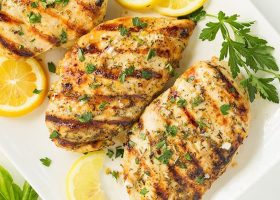 طريقة عمل صدور الدجاج بالزعتر والليمون