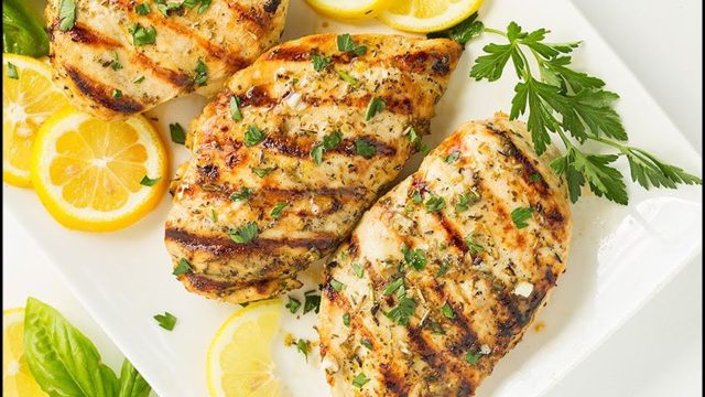 طريقة عمل صدور الدجاج بالزعتر والليمون
