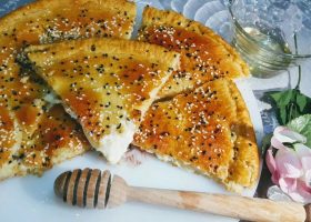 طريقة عمل فطيرة القشطة بالعسل