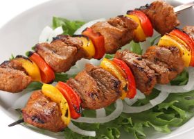 طريقة عمل شيش اللحم بتتبيلة تكا