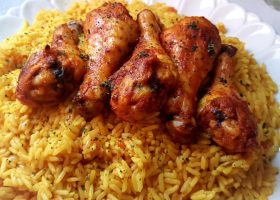 طريقة عمل أفخاذ الدجاج بالبصل والأرز