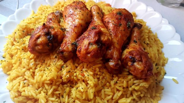 طريقة عمل أفخاذ الدجاج بالبصل والأرز