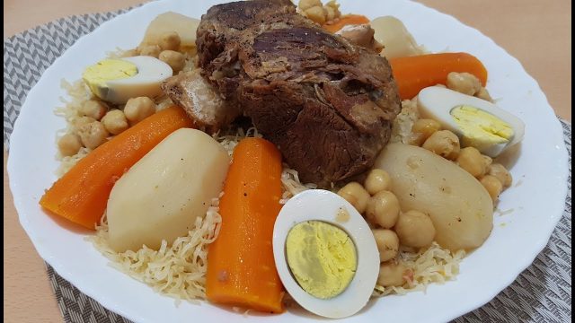 طريقة عمل الرشتة باللحم