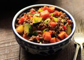 طريقة عمل اللحم المفروم بالفلفل والزيتون