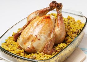 طريقة عمل صينية الدجاج بالأرز الأصفر في الفرن