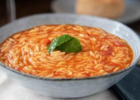 طريقة عمل لسان عصفور باللحم والصلصة