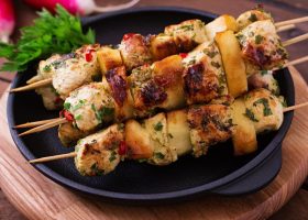 طريقة عمل أسياخ الدجاج بالسويت اند ساور