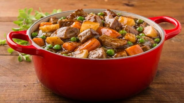 طريقة عمل اللحم بالبصل والخضار