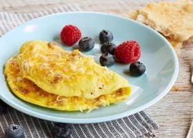 طريقة عمل بيض بالجزر والجبن