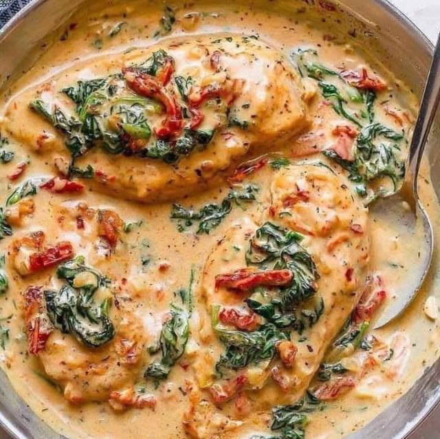 طريقة عمل صدور الدجاج بالجبن والسبانخ