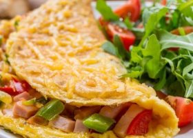 طريقة عمل البيض الأومليت بالخضار