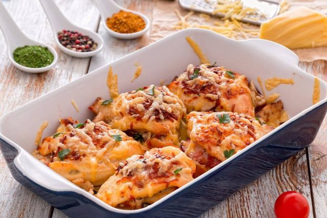 طريقة عمل صدور الدجاج بالجبن الشيدر