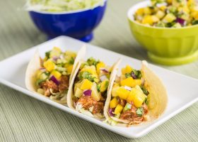 طريقة عمل تاكو الدجاج الحار بالمانجو