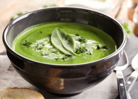 طريقة عمل شوربة السبانخ باللبن