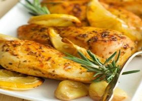 طريقة عمل شرائح الدجاج بالعسل والريحان