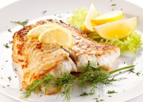 طريقة عمل سمك بالليمون والبقدونس