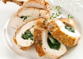 طريقة عمل رول الدجاج المحشي بالسبانخ