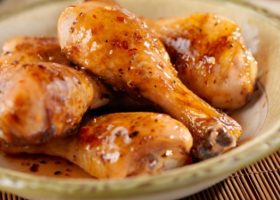 طريقة عمل أفخاذ الدجاج المشوية بالثوم