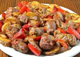 طريقة عمل طاجن السجق والبطاطس والبصل