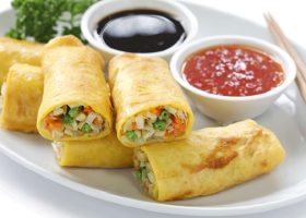 طريقة عمل رولات الدجاج بالخضار الاسيوية