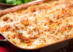 طريقة عمل طاجن السجق بالموزاريلا