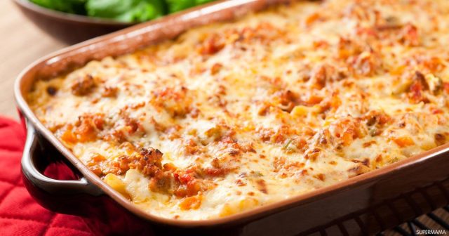 طريقة عمل طاجن السجق بالموزاريلا