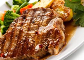 طريقة عمل شرائح اللحم بصوص الريسيتيشيري والثوم