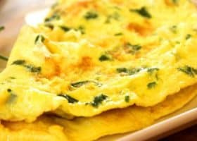 طريقة عمل بيض مقلي بالجبنة والجرجير