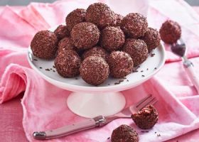 طريقة عمل كرات الشوكولا بالكيك