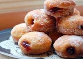 طريقة عمل كرات الدونات المحشية بالمربي