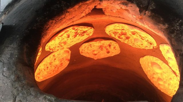 ننخل الدقيق الابيض ونضيف اليه دقيق البر والملح ونخلطهم جيدا الى ان يخط لتوسوياً. في وعاء نضع كمية الماء الفاتر ونضيف اليه الخميرة ونقلب الى ان تذوب الخميرة ونتركها ترتاح لمدة 10 دقائق. ننشأ حفرة في منتصف الخليط الجافة ونضيف الماء والخميرة ونعجن المكونات الى ان تتكون لدينا عجينة متماسكة. نقسم العجينة الى كرات متساوية ونغطيها بقطعة قماش ونتركها مدة نصف ساعة الى ان تتخمر. نفرد كرات العجين ونكون جهزنا التنور الكهربائي او الشواية الكهربائية ونتركه بها الى ان ينضج ويكتسب اللون الذهبي الرائع الجميل ويصبح جاهز للتقديم.