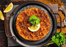 طريقة عمل صفيحة اللحم باللبن والفليفلة