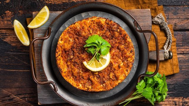 طريقة عمل صفيحة اللحم باللبن والفليفلة