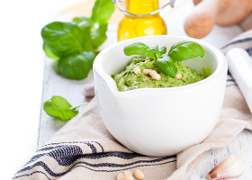 طريقة عمل صلصة الريحان والصنوبر